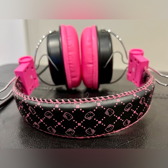 Hello Kitty wired headphones. Never used. Excellent condition. - Picture 5 of 9